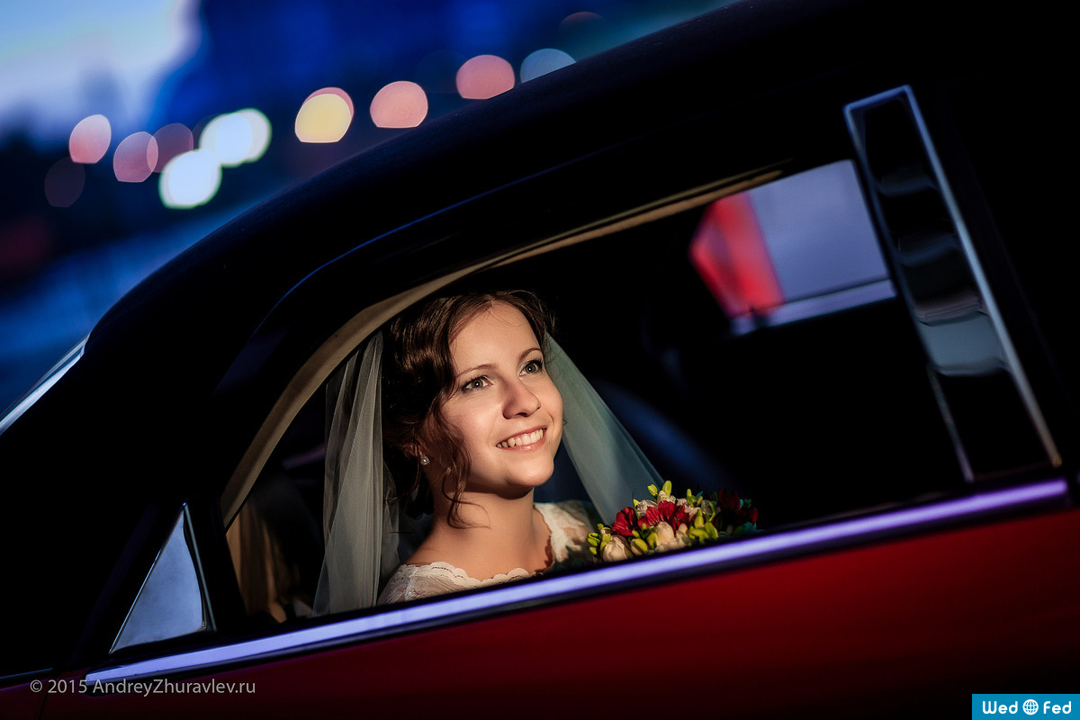 Невеста в красном автомобиле