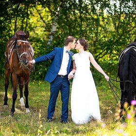 Жених и невеста с лошадьми