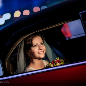 Невеста в красном автомобиле